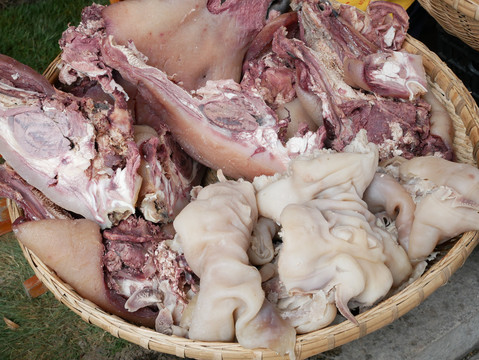 新鲜煮熟牛肉