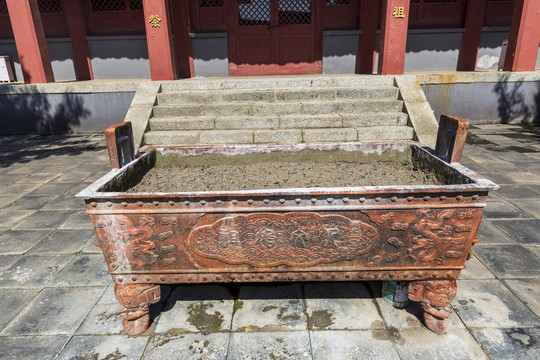 北京平谷轩辕庙三皇殿前香炉