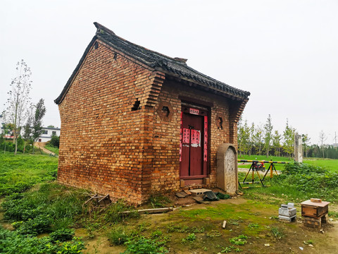 河岸边的土地庙