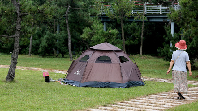 海边露营地的露营帐篷