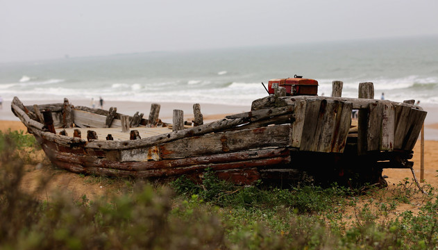 日照海滨废弃木质渔船海滩景观
