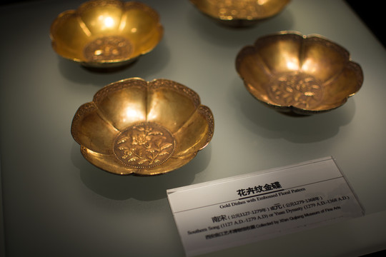 花卉纹金碟