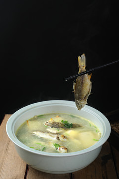 小鱼炖豆腐汤