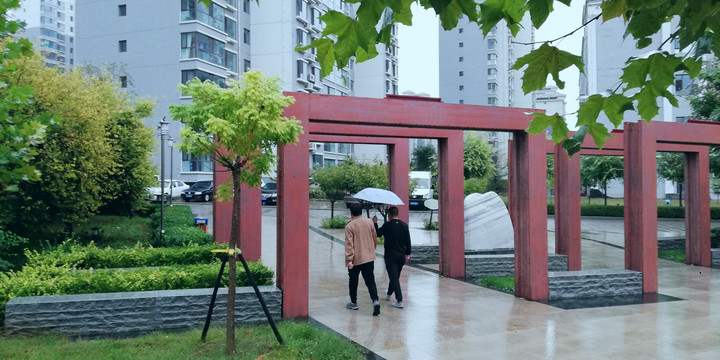 雨天小区漫步的人