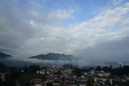 山村清晨