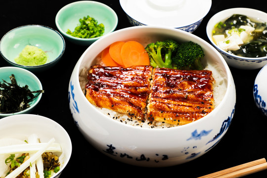 日式料理鳗鱼饭