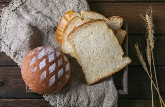 木盒里装着的面包烘培食物