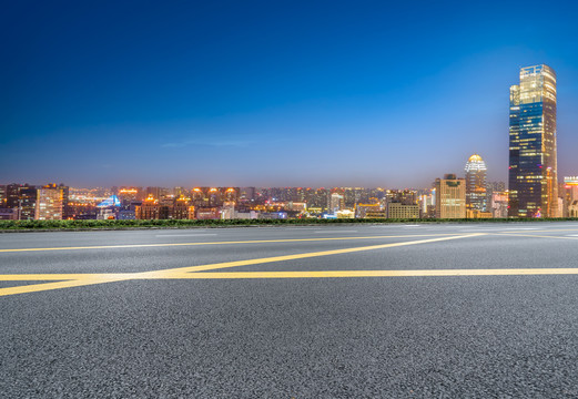 沥青公路和城市夜景