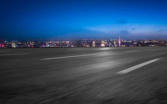 高速公路天际线和城市夜景