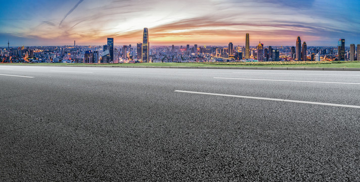 柏油马路和城市景观