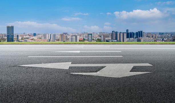 沥青公路和城市景观