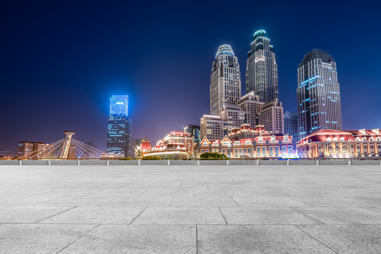 地砖地面和城市夜景