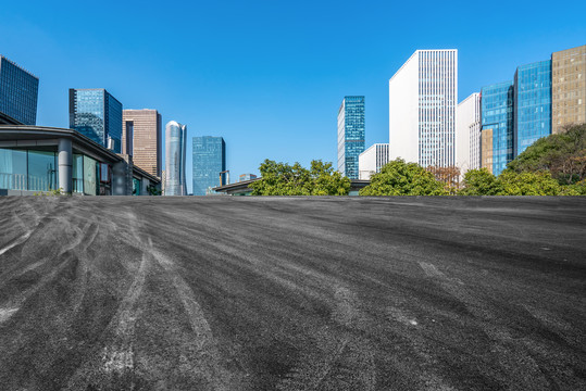 前进的道路和建筑群背景