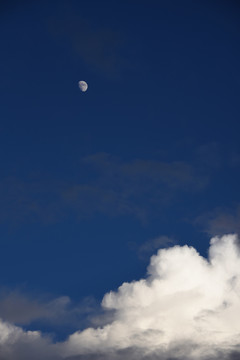 白云蓝天月亮