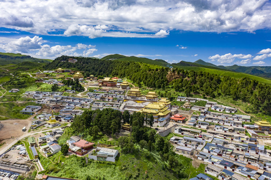 航拍甘肃甘南郎木寺