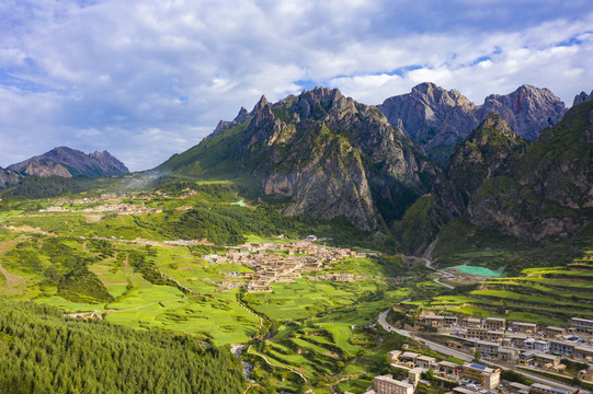 航拍甘肃甘南迭部县扎尕那景区