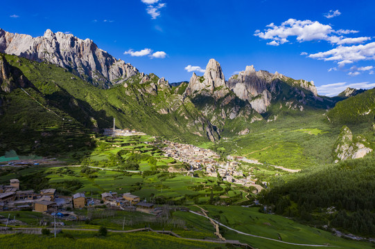 航拍甘肃甘南迭部县扎尕那景区