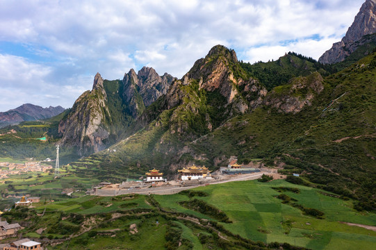 航拍甘肃甘南迭部县扎尕那景区