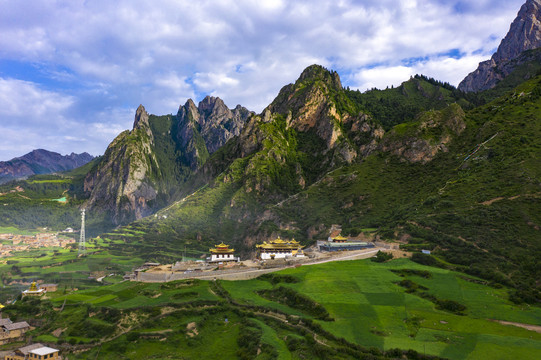 航拍甘肃甘南迭部县扎尕那景区