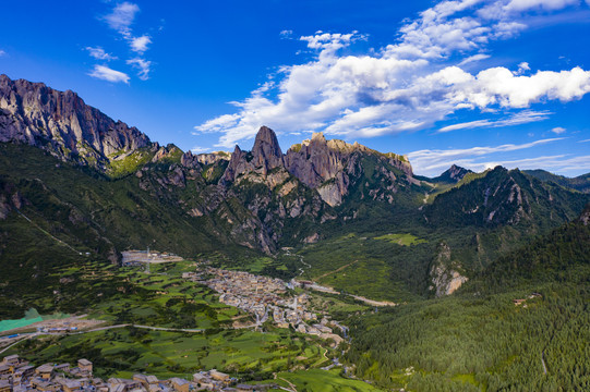 航拍甘肃甘南迭部县扎尕那景区