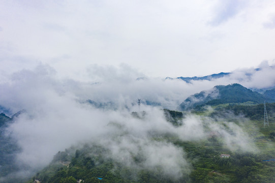航拍重庆万州山间的云雾