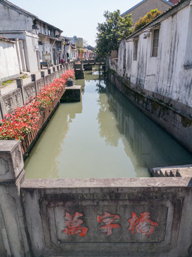 整治后的乡镇河道