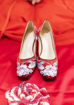 中式婚礼床上摆着的鞋子