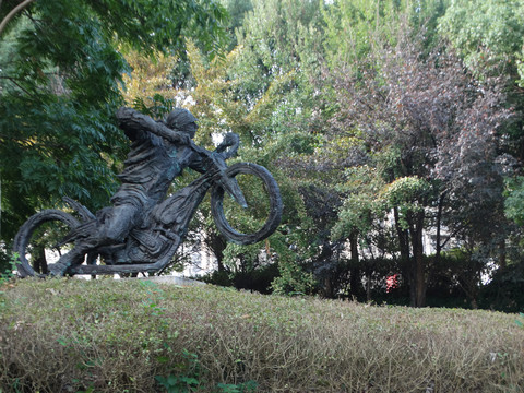 摩托车运动雕塑