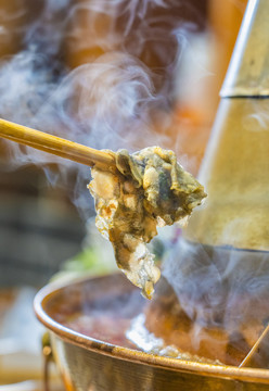 筷子夹起的火锅里各种食材