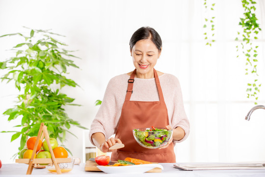 女主在厨房做蔬菜沙拉