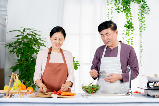 夫妻在厨房共同做饭