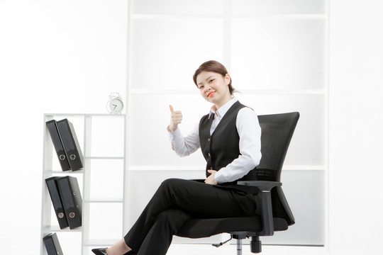 商业女性坐着竖大拇指