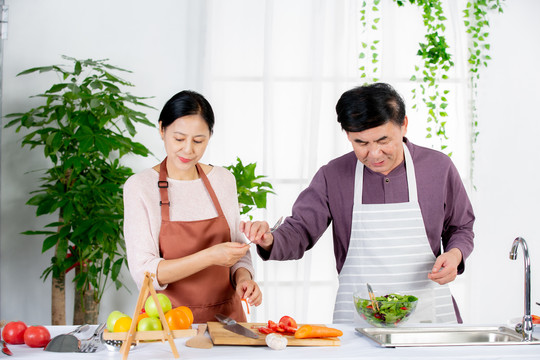 夫妻在厨房一起做饭