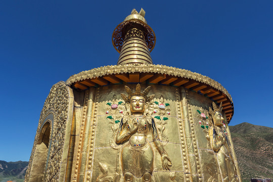 拉卜楞寺金色雕塑佛像