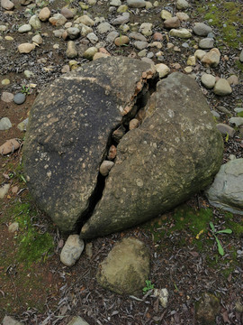 裂开的石头