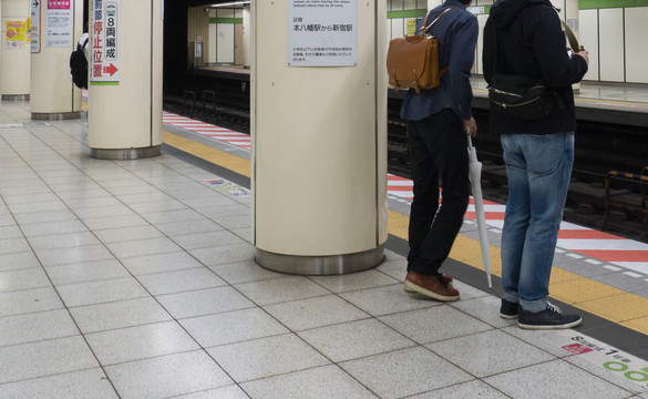 深夜得东京地铁站台