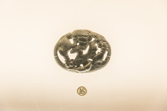 西汉动物形铜饰牌