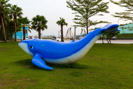钦州滨海浴场海红树湾鲸鱼雕塑