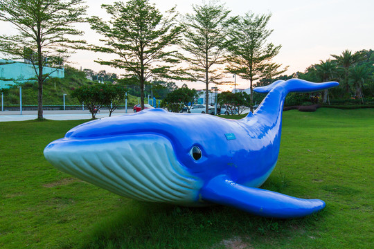 钦州滨海浴场海红树湾鲸鱼雕塑