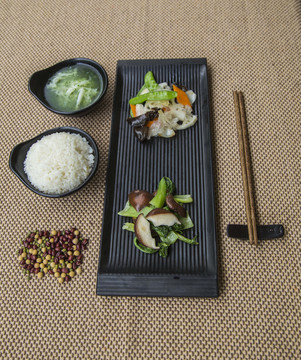 香菇油菜蔬菜米饭套餐
