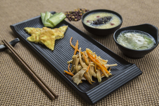 鸡蛋饼蔬菜米饭套餐