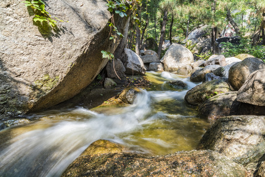 天津蓟县盘山风景区山上水流小溪