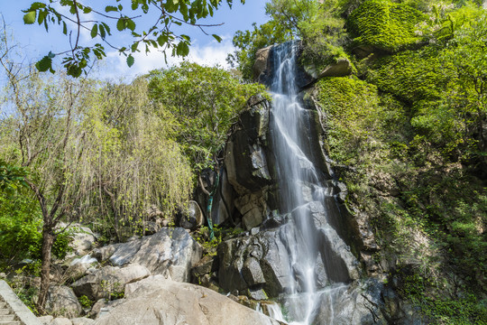 天津蓟县盘山风景区山上水流小溪