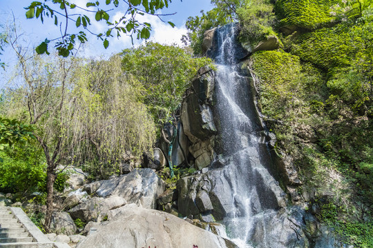 天津蓟县盘山风景区山上水流小溪