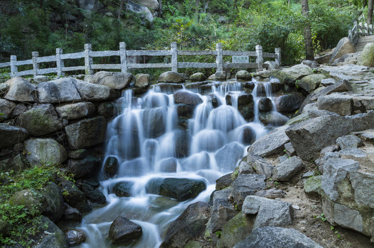 天津蓟县盘山风景区山上水流小溪