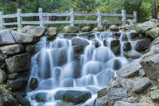 天津蓟县盘山风景区山上水流小溪