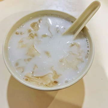 椰汁银耳糖水