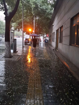 雨中街景