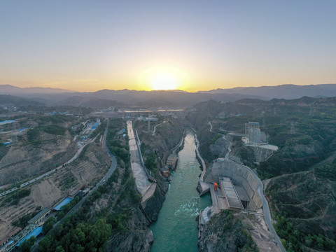 刘家峡水库日出