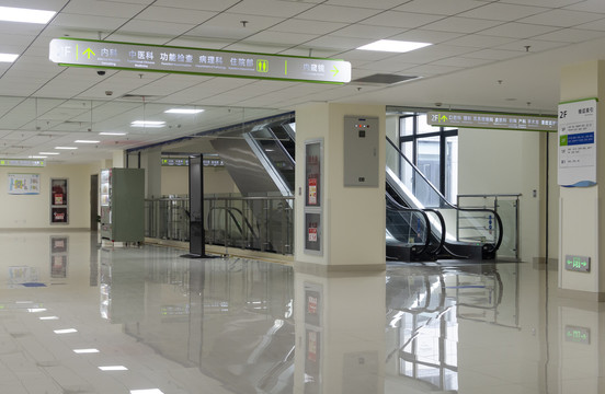 大型医院内部电梯走廊
